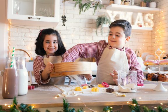 Navidad 2025 2 hermanos haciendo galletas navideñas en una sesión de navidad