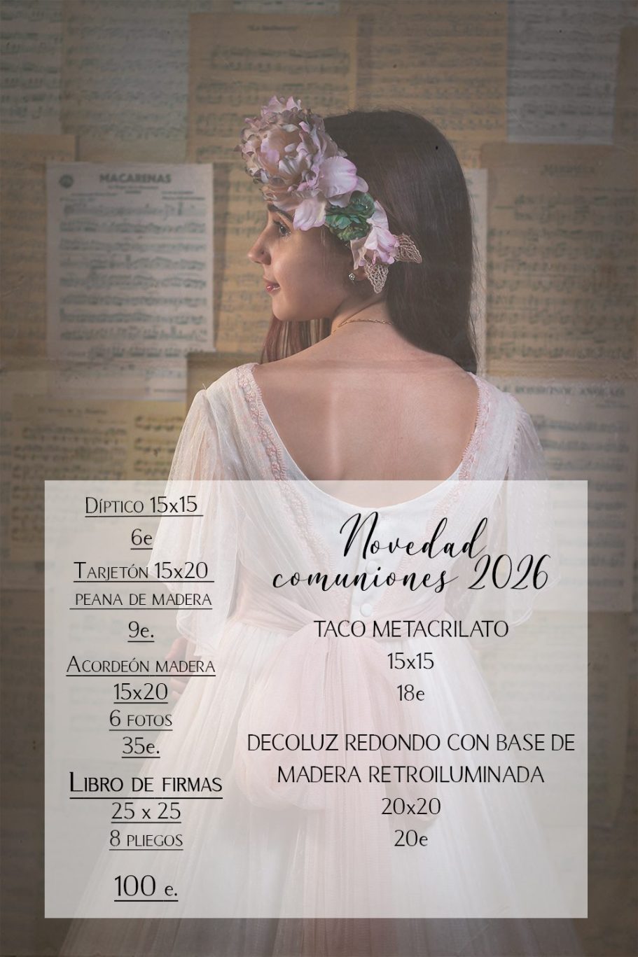 Una niña vestida de comunión de espaldas con flores en el cabello, vestida de gala. Fondo neutral.