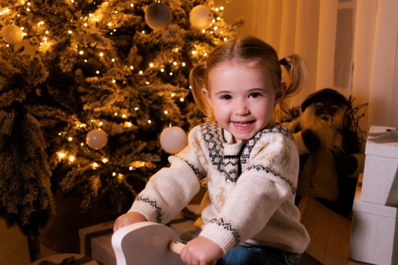 Navidad 2025 Retrato a una niña en escenario de navidad