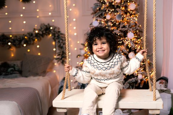 Navidad 2025 Sonrisa de un niño en un columpio navideño